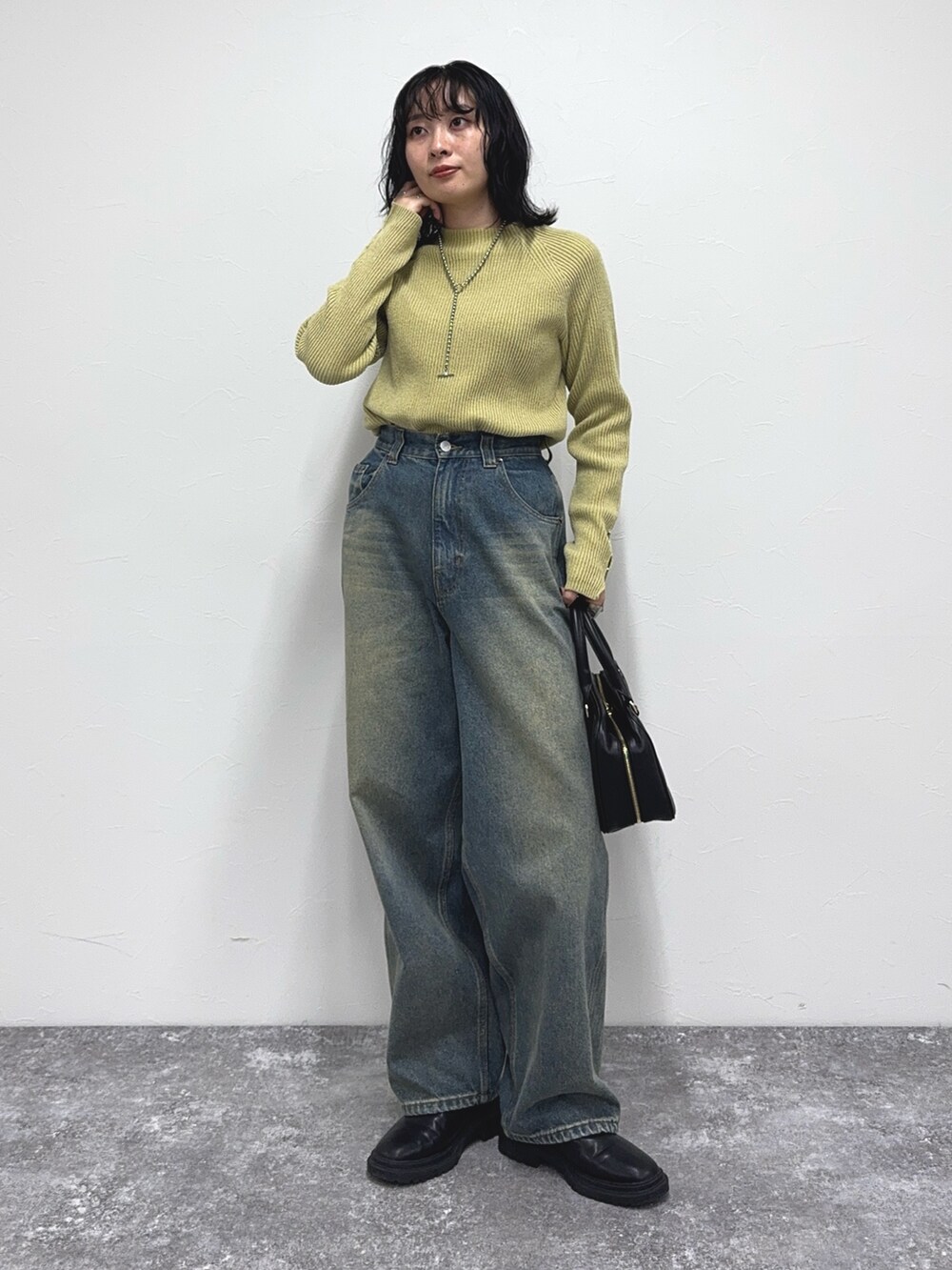 イエロー系のその他トップス、ブルー系のデニムパンツを着用したレディースの冬コーディネートの6枚目の写真