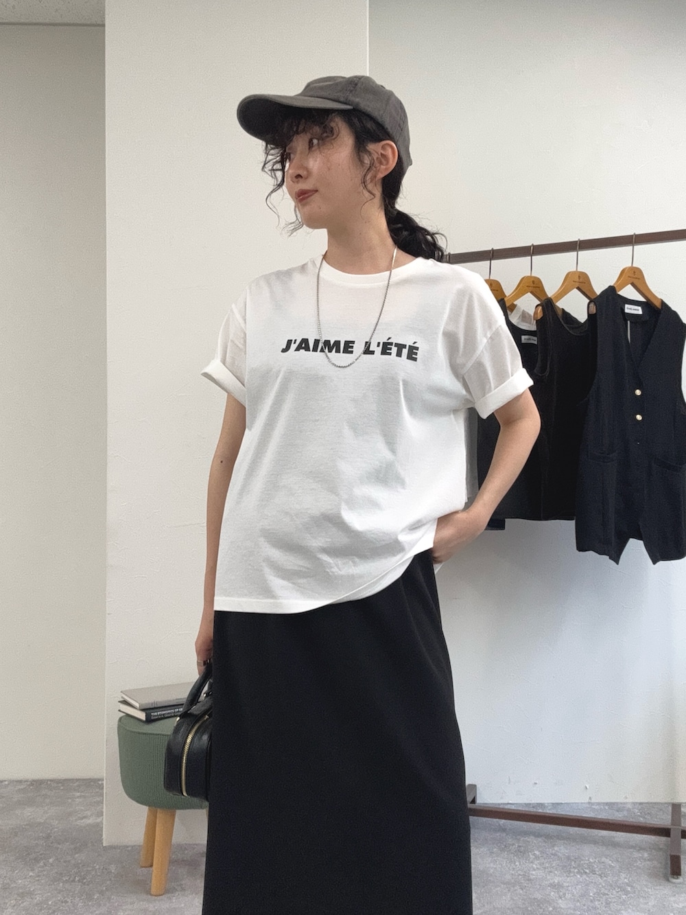 「白Tシャツ、シンプルコーデ、夏コーデ、スニーカー、お出かけコーデ、ロングスカート、モノトーン、キャップ、着回しコーデ、大人カジュアル、スカートスタイル、タイトスカート、ロゴT、Tシャツコーデ、セールコーデ」｜「fredy emueのシルケットサマーロゴ半袖Tシャツ（Tシャツ/カットソー、ホワイト系）」を使った、スダサチカさん（レディース・155cm）の夏コーディネートの6枚目の写真