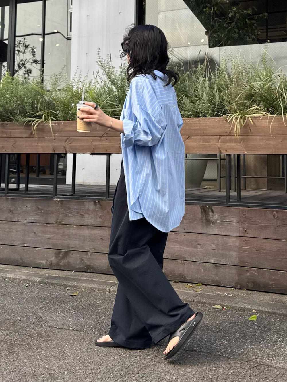 「大人カジュアル、お出かけコーデ、ストライプシャツ、春夏コーデ、シンプルコーデ、おでかけコーデ、春服コーデ、パンツスタイル、着回しコーデ、チノパン、春コーデ、シャツスタイル、ブルーシャツ、ワントーンコーデ、低身長コーデ」｜「fredy emueの刺繍入りオーバーシャツ（シャツ/ブラウス、ブルー系）」を使った、スダサチカさん（骨格ナチュラル・レディース・155cm）の春コーディネートの7枚目の写真