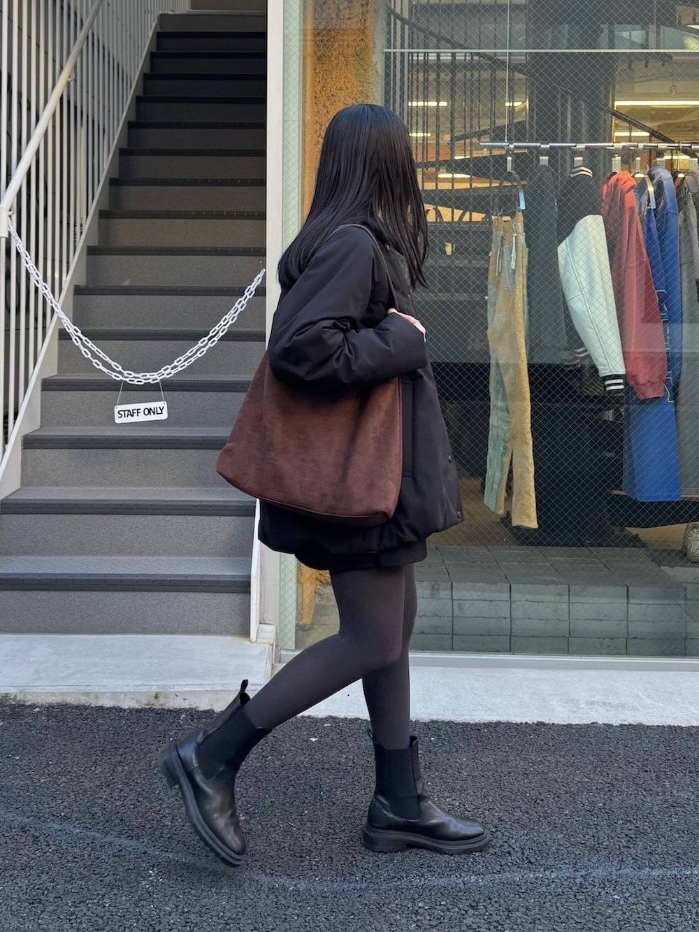 ブラック系のダッフルコート、グレー系のニット/セーターを着用したレディースの秋コーディネートの8枚目の写真