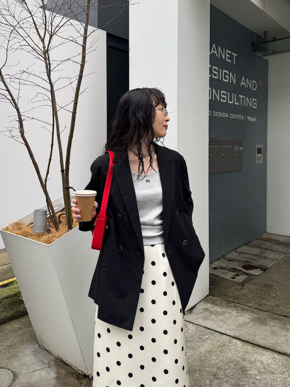 ホワイト系のスカート、ブルー系のデニムパンツ、レッド系のショルダーバッグを着用したレディースの春コーディネートの7枚目の写真