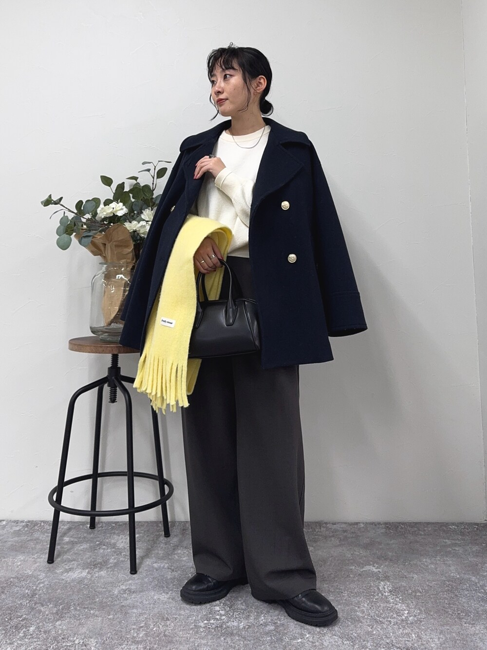 「クリスマスに着たい服、ブーツ、ニット、冬コーデ、休日スタイル、きれいめカジュアル、オトナカジュアル、カジュアルコーデ、ピーコート、アウター、アウターコーデ、スラックス、マフラー、FREDY&GLOSTER、低身長コーデ」｜「fredy emueのFR刺繍スウェットニットプルオーバー（ニット/セーター、ホワイト系）」を使った、スダサチカさん（レディース・155cm）の冬コーディネートの2枚目の写真