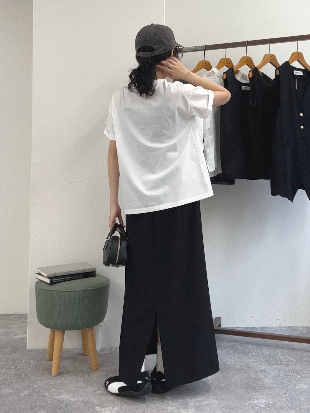 「白Tシャツ、シンプルコーデ、夏コーデ、スニーカー、お出かけコーデ、ロングスカート、モノトーン、キャップ、着回しコーデ、大人カジュアル、スカートスタイル、タイトスカート、ロゴT、Tシャツコーデ、セールコーデ」｜「fredy emueのシルケットサマーロゴ半袖Tシャツ（Tシャツ/カットソー、ホワイト系）」を使った、スダサチカさん（レディース・155cm）の夏コーディネートの4枚目の写真