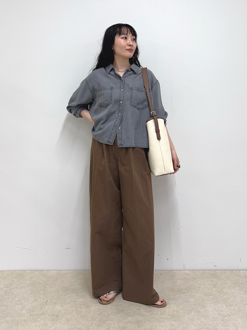 グレー系のシャツ/ブラウス、ブラウン系のその他パンツ、ホワイト系のショルダーバッグを着用したレディースの春コーディネートの2枚目の写真