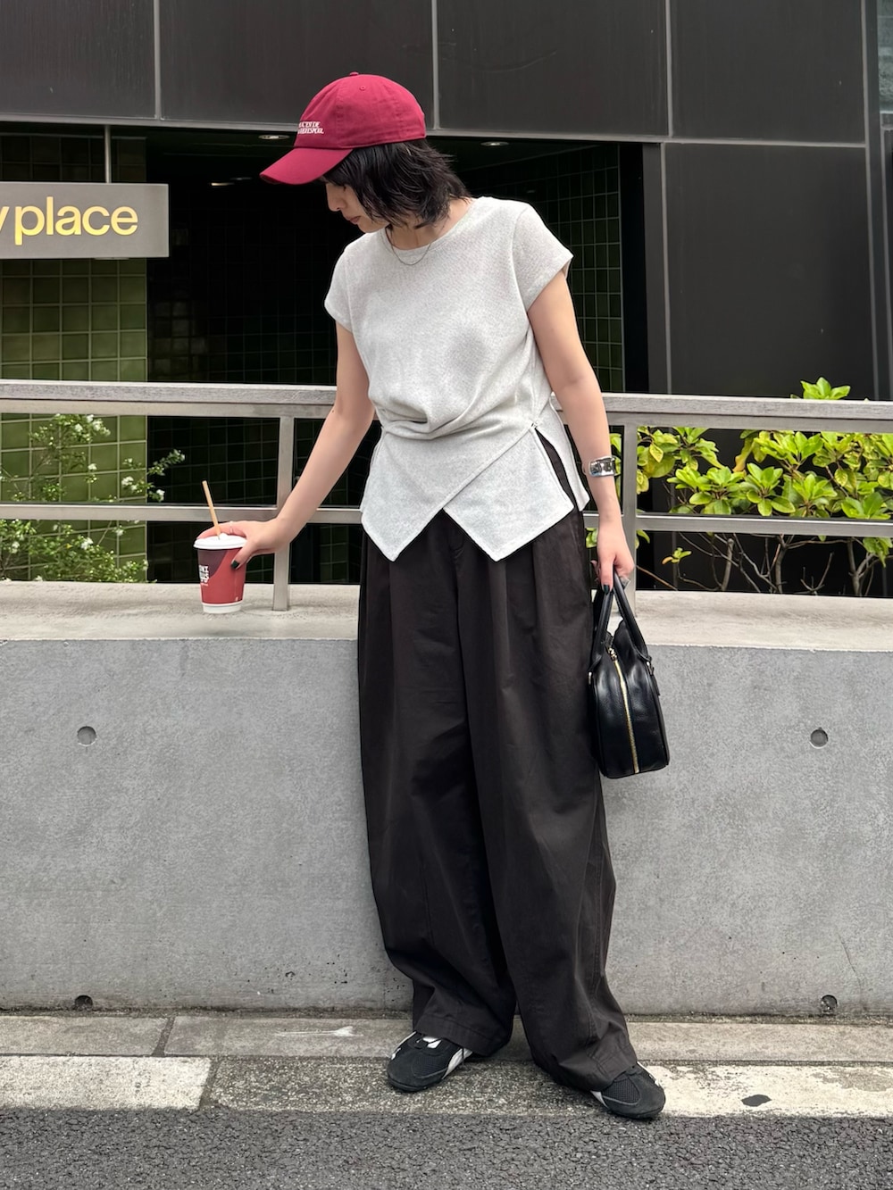 ホワイト系のTシャツ/カットソー、ブラック系のその他パンツ、レッド系のキャップを着用したレディースの夏コーディネートの6枚目の写真