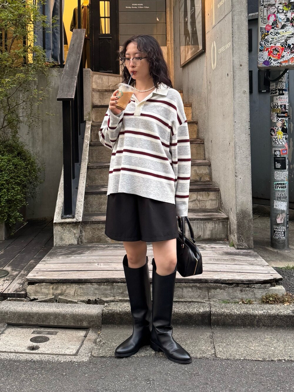 グレー系のニット/セーター、ブラック系のショルダーバッグを着用したレディースの秋コーディネートの6枚目の写真