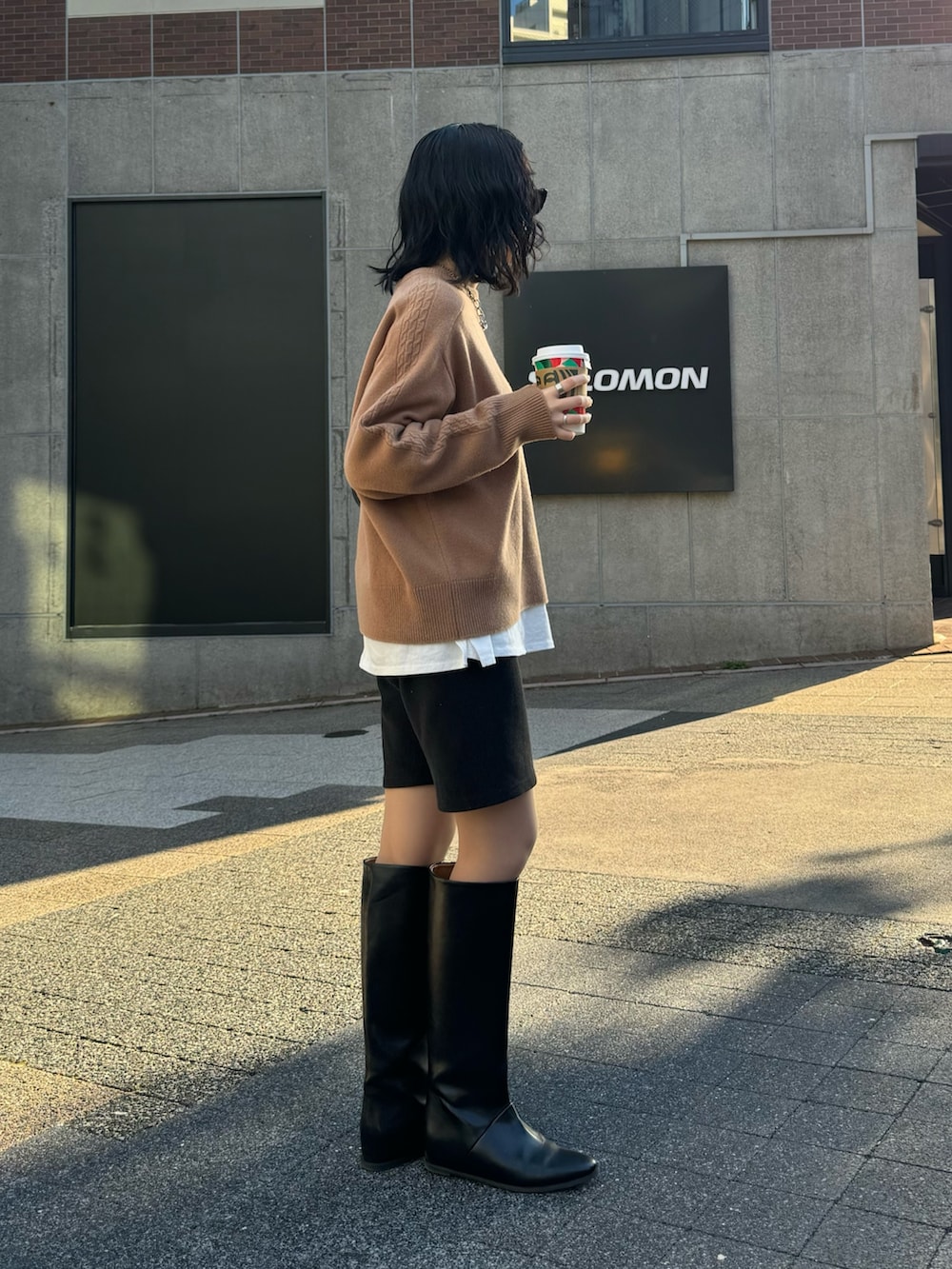 「最近のいい感じコーデ、ブラウン、冬コーデ、お出かけコーデ、ブーツ、ロングブーツ、ハーフパンツ、ニット、キャメル、オトナカジュアル、シンプルコーデ、海外系ファッション、FREDY&GLOSTER、低身長コーデ、ケーブルニット」｜「fredy emueのカシミヤ混ケーブル柄ラインニットプルオーバー（ニット/セーター、イエロー系）」を使った、スダサチカさん（レディース・155cm）の秋コーディネートの5枚目の写真