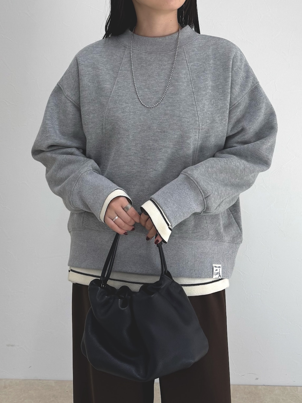 グレー系のスウェット、ブラウン系のその他パンツ、ホワイト系のTシャツ/カットソーを着用したレディースの冬コーディネートの4枚目の写真