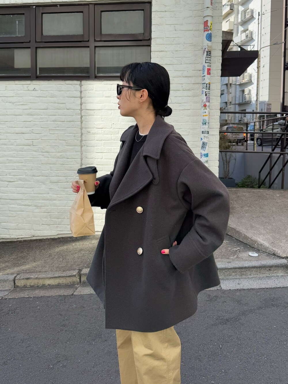 「ブーツ、ニット、クリスマスに着たい服、マイベストコーデ2024、冬コーデ、休日スタイル、きれいめカジュアル、ピーコート、アウター、チノパン、グレー、オトナカジュアル、FREDY&GLOSTER、低身長コーデ、冬アウター」｜「fredy emueのカシミヤ混ケーブル柄ラインニットプルオーバー（ニット/セーター、ブラック系）」を使った、スダサチカさん（レディース・155cm）の冬コーディネートの3枚目の写真
