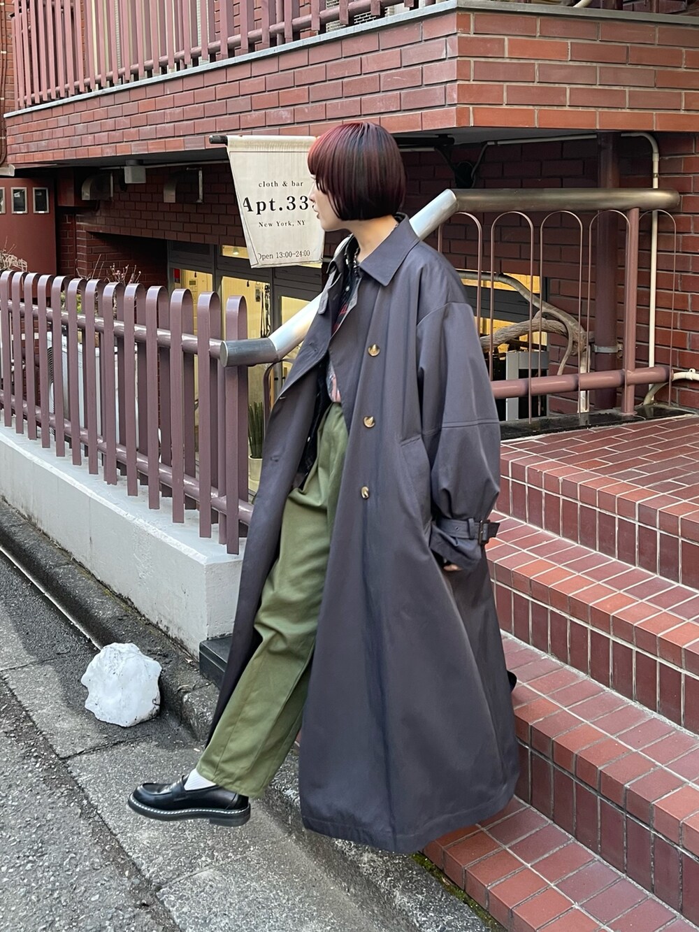 「ローファー、ストリート、チェック、休日スタイル、春アウター、カラーパンツ、春先取り、トレンチコート、シャツスタイル、バンドT、FREDY&GLOSTER、低身長コーデ、ベイカーパンツ、レイヤードスタイル、春コーデ」｜「GOOD ROCK SPEEDの【GOOD ROCK SPEED/グッドロックスピード】MICHAEL JACKSON Tシャツ（Tシャツ/カットソー、グレー系）」を使った、スダサチカさん（レディース・155cm）の冬コーディネートの4枚目の写真