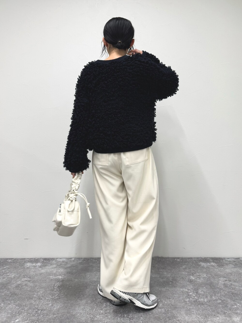 ブルー系のカーディガン/ボレロ、ホワイト系のその他パンツ、ホワイト系のハンドバッグを着用したレディースの冬コーディネートの3枚目の写真