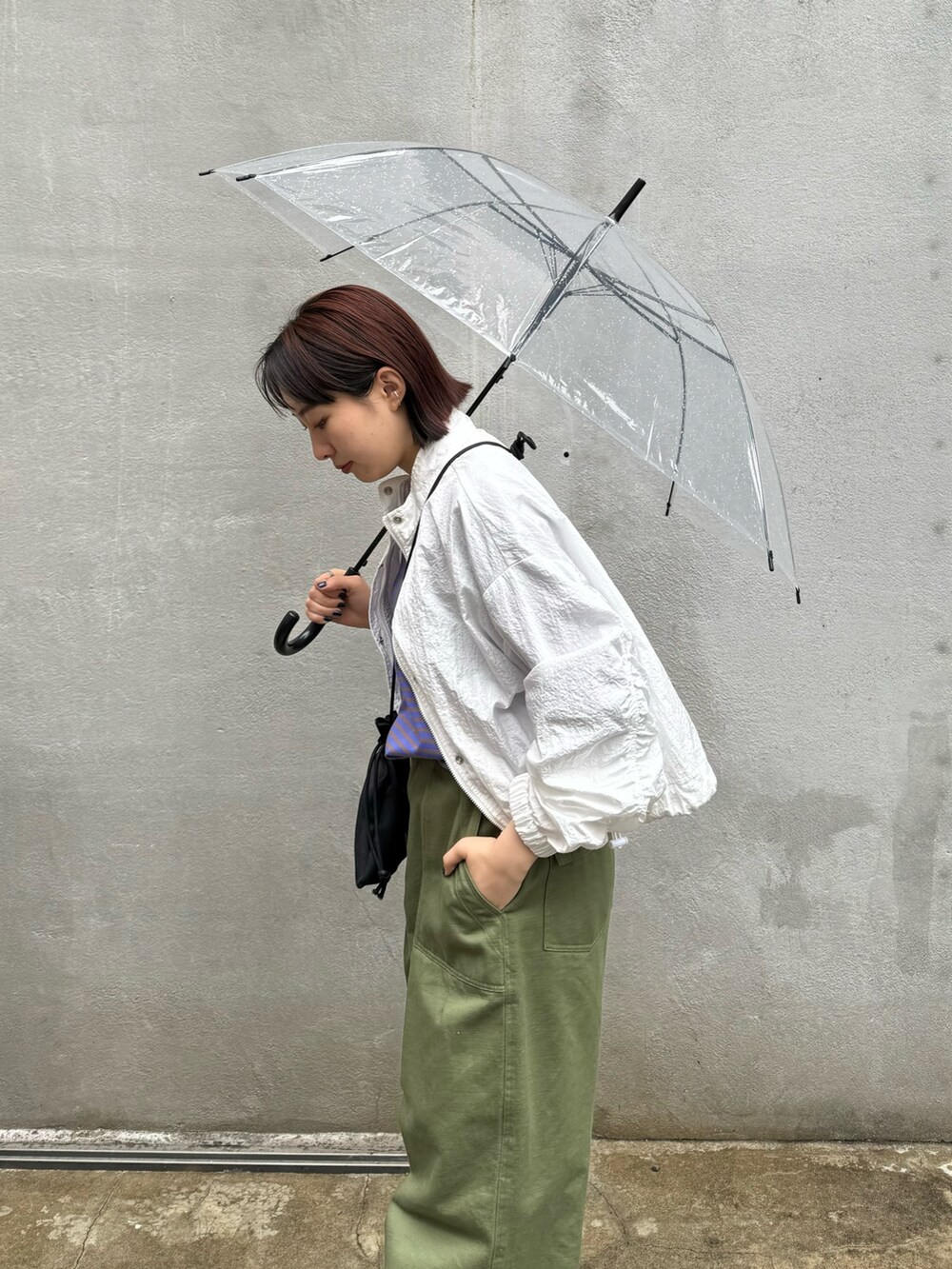 ホワイト系のブルゾン、パープル系のTシャツ/カットソー、グリーン系のその他パンツを着用したレディースの春コーディネートの6枚目の写真