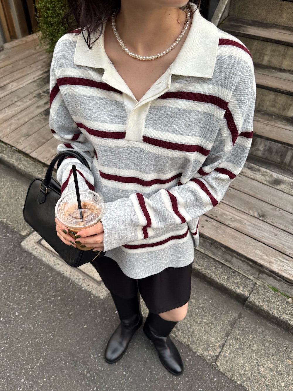 グレー系のニット/セーター、ブラック系のショルダーバッグを着用したレディースの秋コーディネートの7枚目の写真