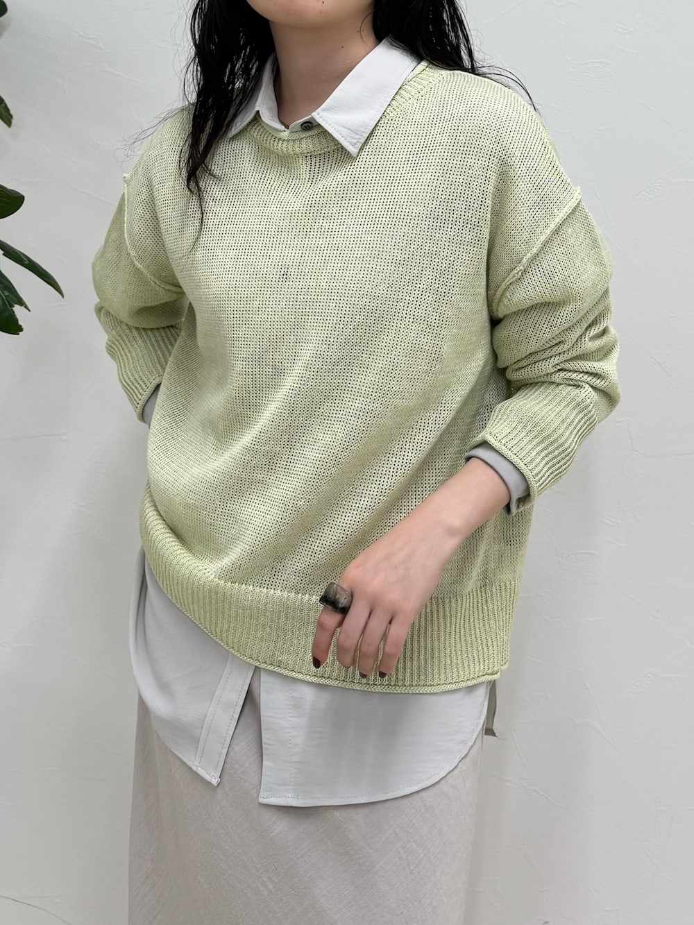 グレー系のシャツ/ブラウス、グリーン系のニット/セーター、ベージュ系のスカートを着用したレディースの春コーディネートの4枚目の写真