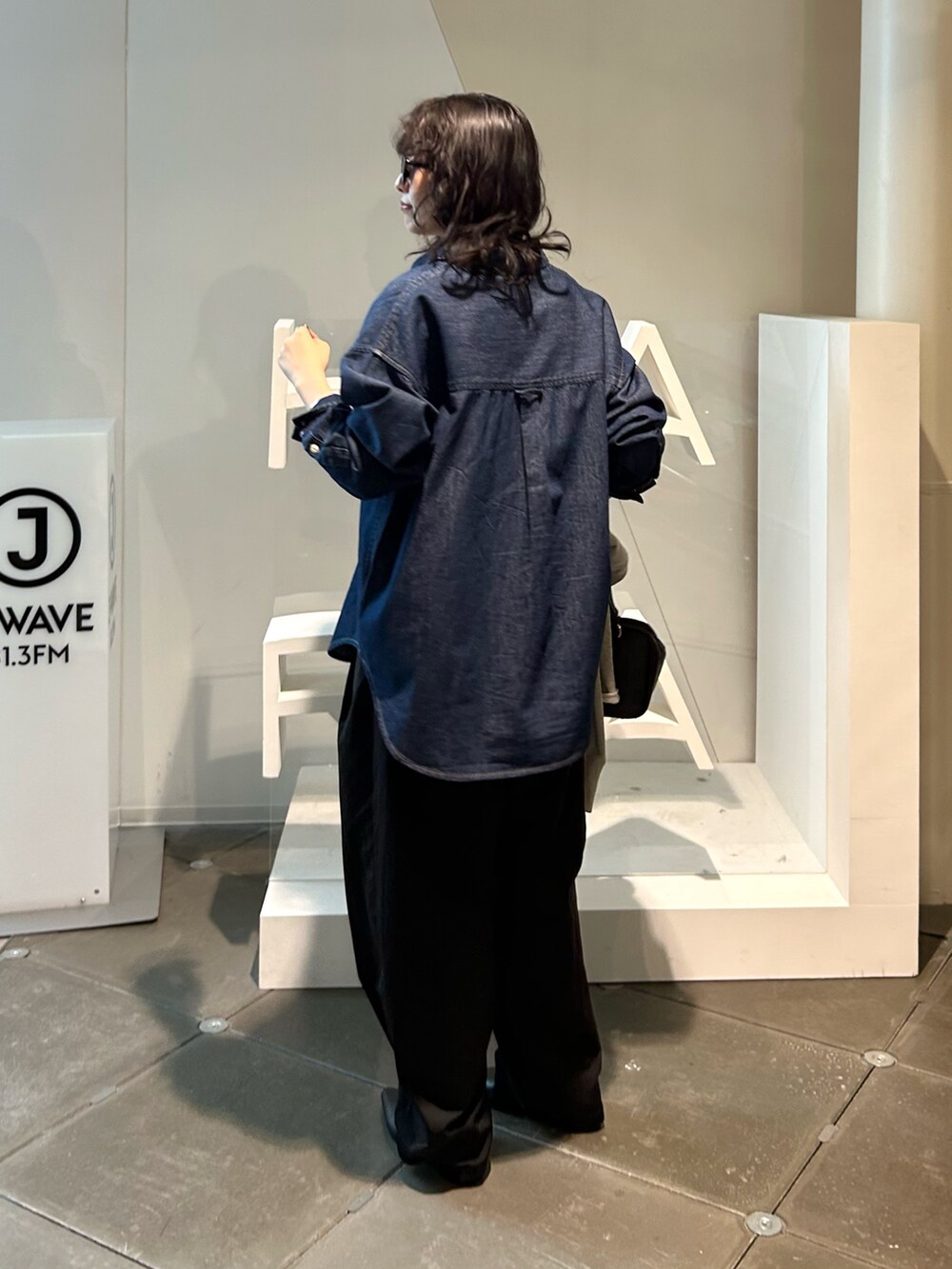 グレー系のスウェット、ブラック系のその他パンツ、ブラック系のショルダーバッグを着用したレディースの春コーディネートの3枚目の写真
