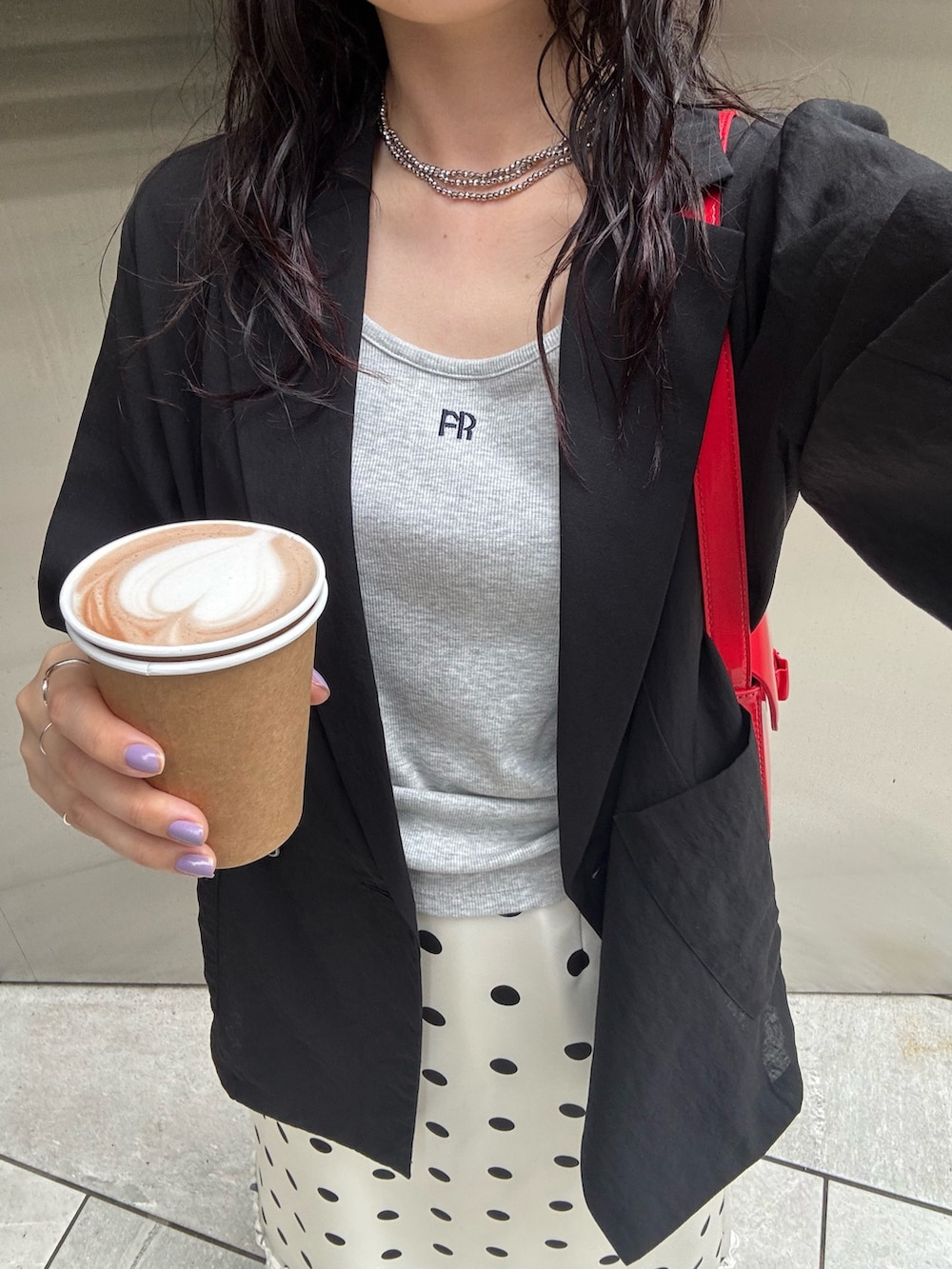 ホワイト系のスカート、ブルー系のデニムパンツ、レッド系のショルダーバッグを着用したレディースの春コーディネートの4枚目の写真