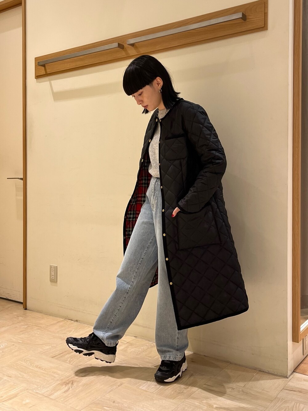 「休日スタイル、スニーカー、チェック、デニム、きれいめカジュアル、ニット、秋服コーデ、低身長コーデ、Traditional Weatherwear、キルティングコート、キルティングジャケット、秋アウター、FREDY&GLOSTER、フレディアンドグロスター、シンプルコーデ」｜「fredy emueの刺繍入り天竺クルーネックプルオーバーニット（ニット/セーター、グレー系）」を使った、スダサチカさん（レディース・155cm）の秋コーディネートの2枚目の写真