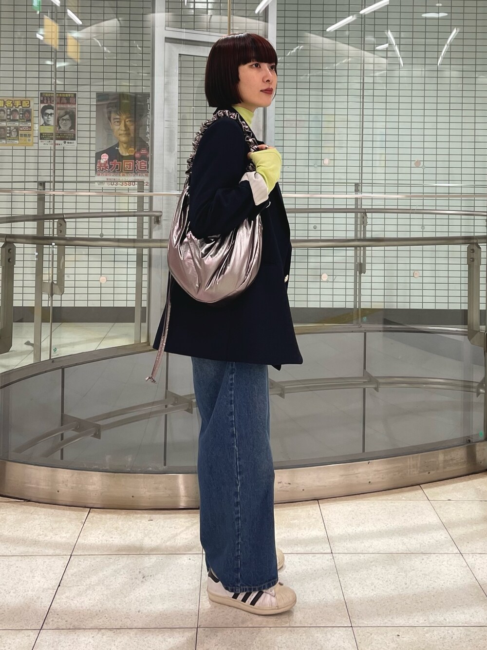 イエロー系のTシャツ/カットソー、ブルー系のデニムパンツ、ブルー系のシャツ/ブラウスを着用したレディースの春コーディネートの4枚目の写真