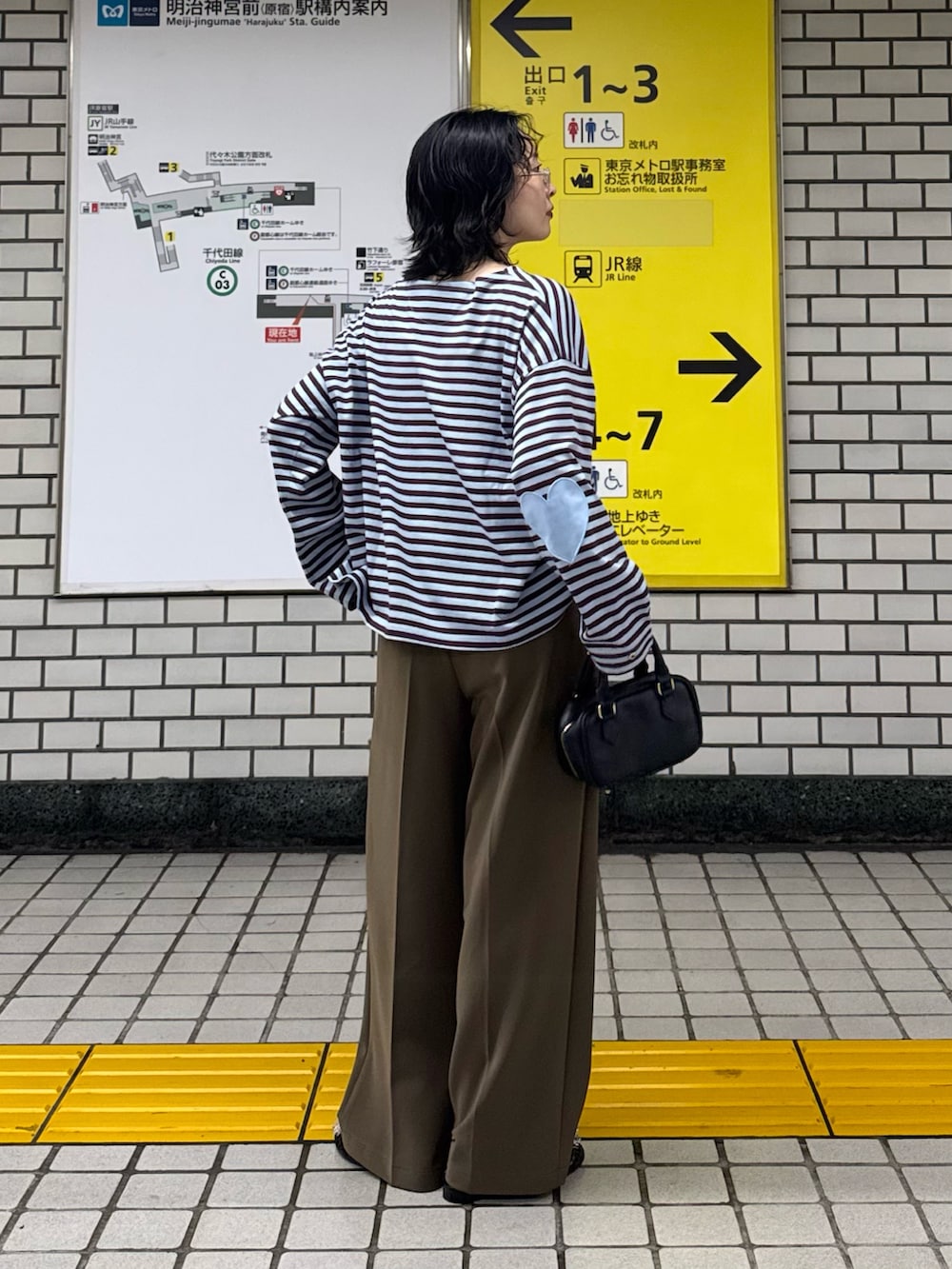 ブルー系のTシャツ/カットソー、イエロー系のスラックスを着用したレディースの秋コーディネートの2枚目の写真