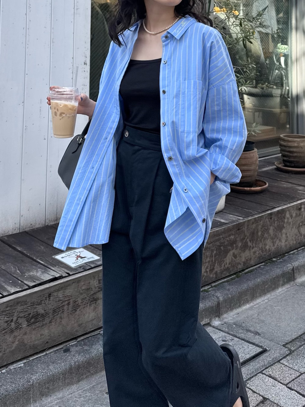「大人カジュアル、お出かけコーデ、ストライプシャツ、春夏コーデ、シンプルコーデ、おでかけコーデ、春服コーデ、パンツスタイル、着回しコーデ、チノパン、春コーデ、シャツスタイル、ブルーシャツ、ワントーンコーデ、低身長コーデ」｜「fredy emueの刺繍入りオーバーシャツ（シャツ/ブラウス、ブルー系）」を使った、スダサチカさん（骨格ナチュラル・レディース・155cm）の春コーディネートの6枚目の写真
