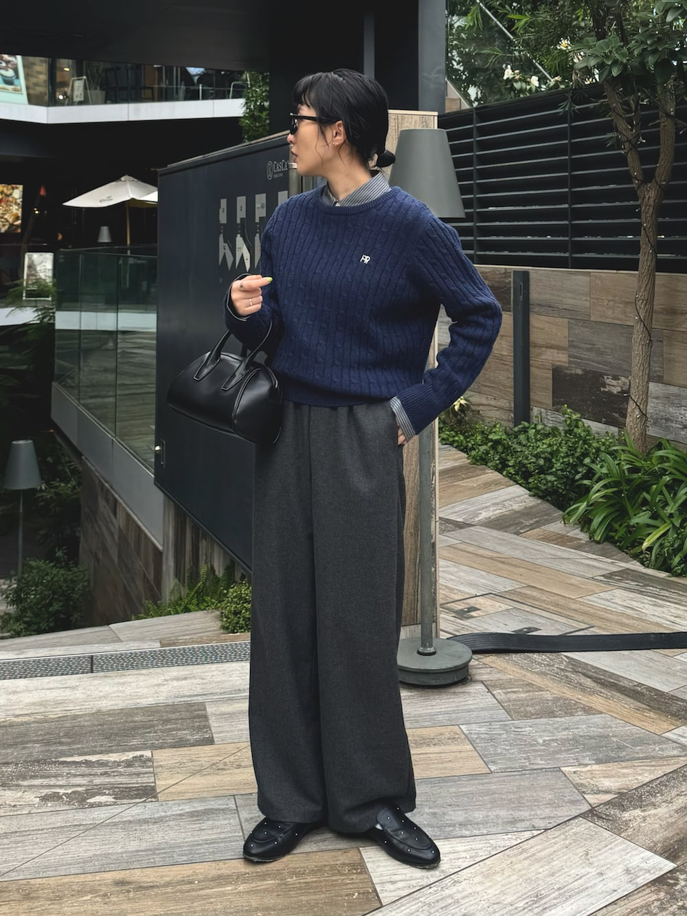 ブルー系のニット/セーター、グレー系のその他パンツ、ブラック系のパンプスを着用したレディースの冬コーディネートの3枚目の写真