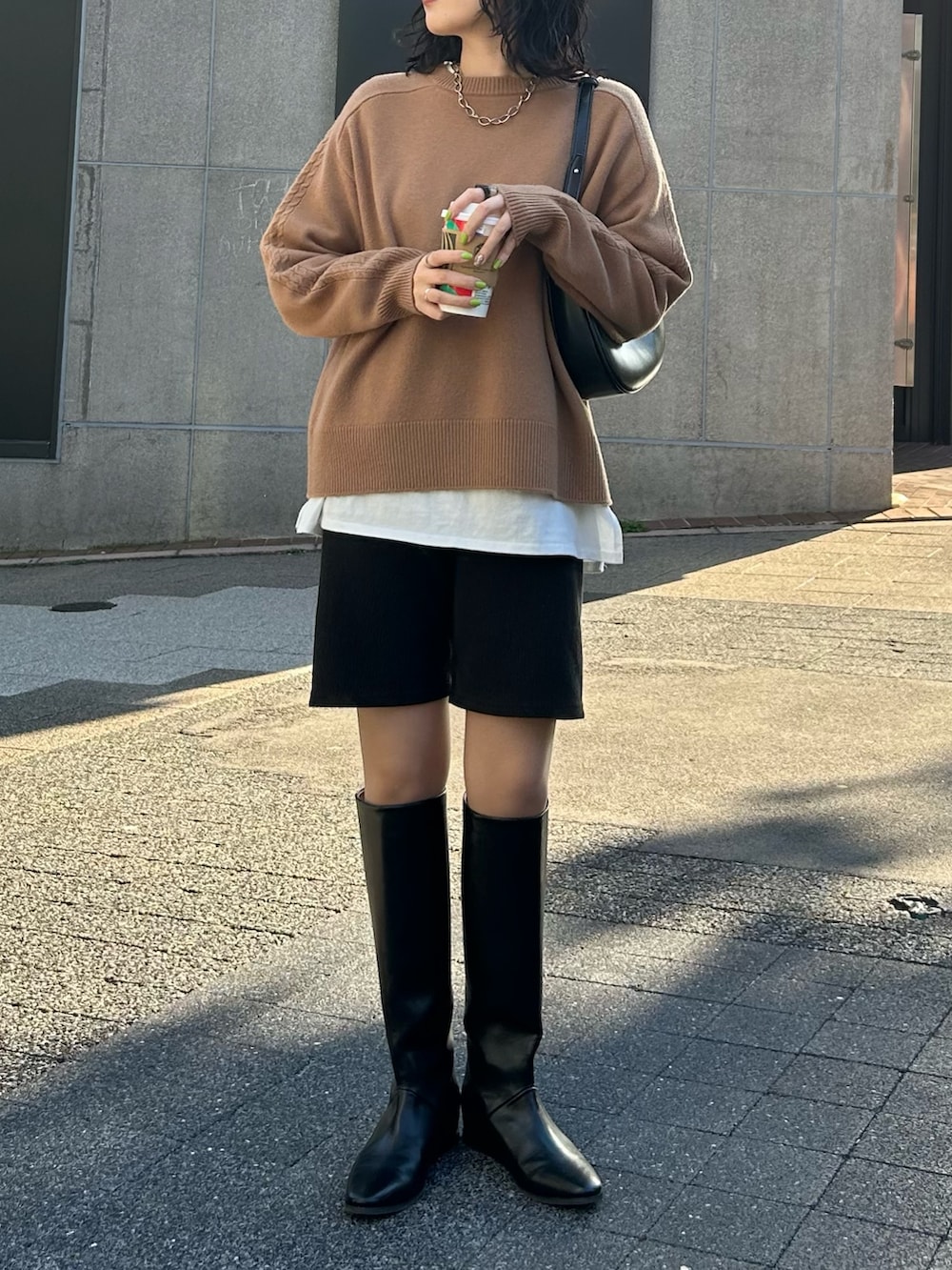 「最近のいい感じコーデ、ブラウン、冬コーデ、お出かけコーデ、ブーツ、ロングブーツ、ハーフパンツ、ニット、キャメル、オトナカジュアル、シンプルコーデ、海外系ファッション、FREDY&GLOSTER、低身長コーデ、ケーブルニット」｜「fredy emueのカシミヤ混ケーブル柄ラインニットプルオーバー（ニット/セーター、イエロー系）」を使った、スダサチカさん（レディース・155cm）の秋コーディネートの2枚目の写真
