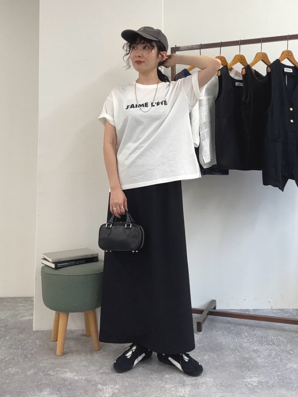 「白Tシャツ、シンプルコーデ、夏コーデ、スニーカー、お出かけコーデ、ロングスカート、モノトーン、キャップ、着回しコーデ、大人カジュアル、スカートスタイル、タイトスカート、ロゴT、Tシャツコーデ、セールコーデ」｜「fredy emueのシルケットサマーロゴ半袖Tシャツ（Tシャツ/カットソー、ホワイト系）」を使った、スダサチカさん（レディース・155cm）の夏コーディネートの5枚目の写真