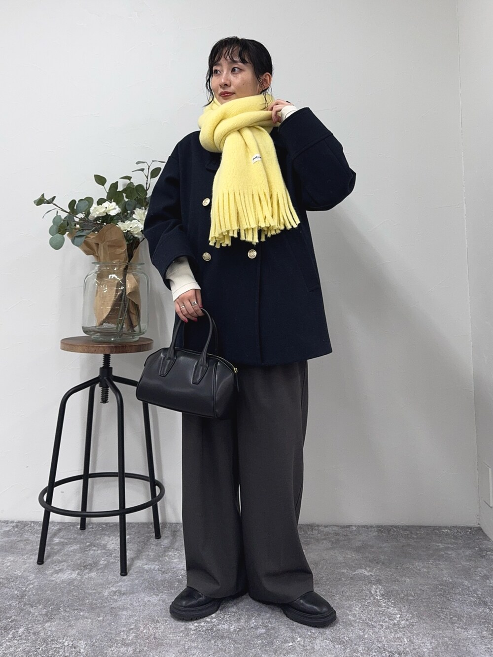 「クリスマスに着たい服、ブーツ、ニット、冬コーデ、休日スタイル、きれいめカジュアル、オトナカジュアル、カジュアルコーデ、ピーコート、アウター、アウターコーデ、スラックス、マフラー、FREDY&GLOSTER、低身長コーデ」｜「fredy emueのFR刺繍スウェットニットプルオーバー（ニット/セーター、ホワイト系）」を使った、スダサチカさん（レディース・155cm）の冬コーディネートの5枚目の写真