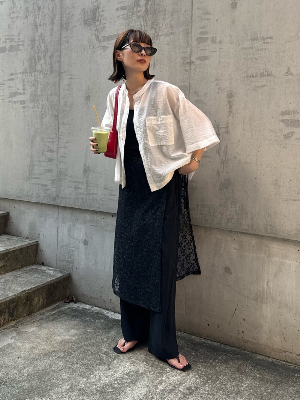 ホワイト系のシャツ/ブラウス、ブラック系のスカート、ブラック系のその他パンツを着用したレディースの夏コーディネートの6枚目の写真