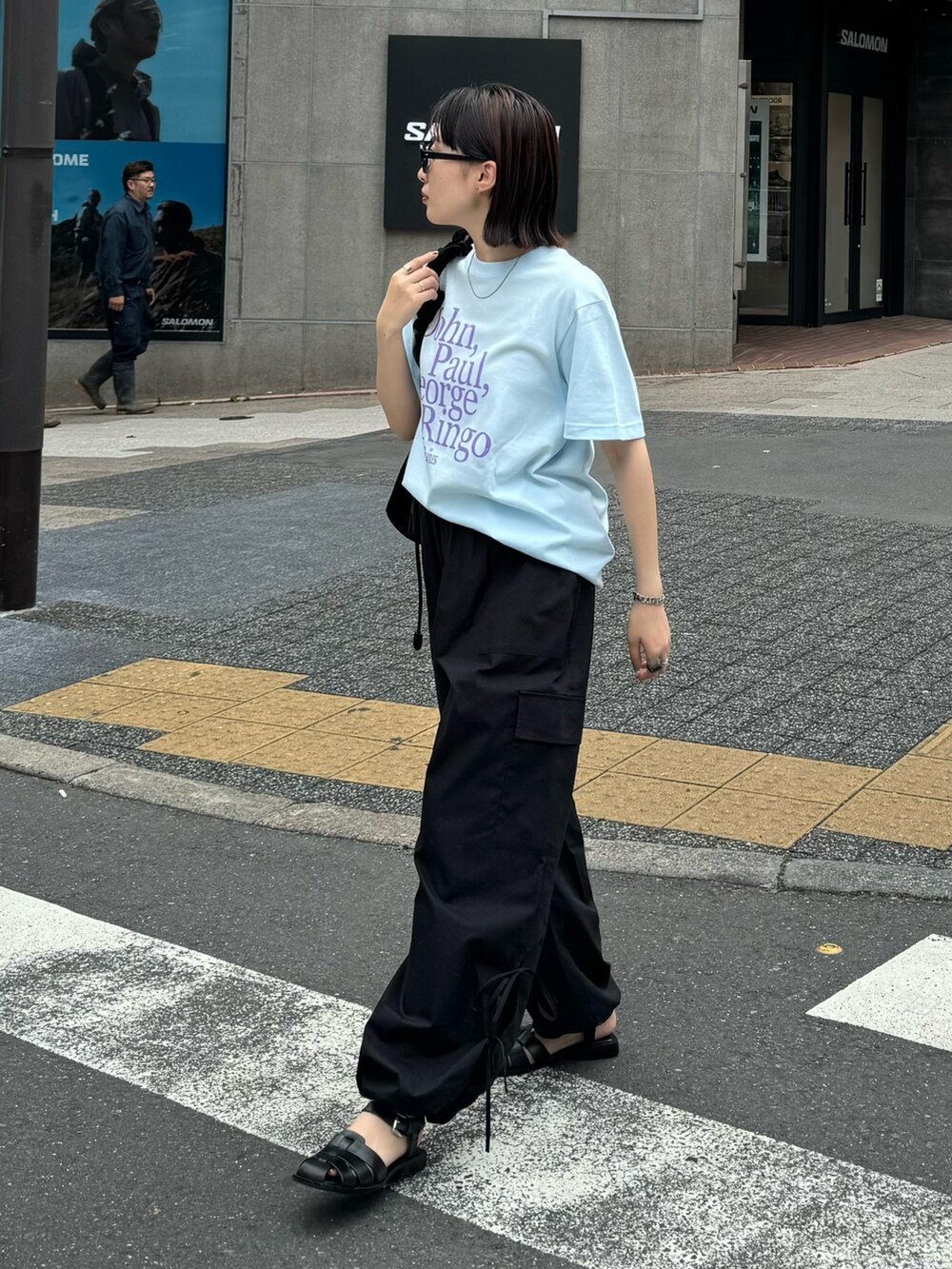 ブルー系のTシャツ/カットソーを着用したレディースの春コーディネートの4枚目の写真