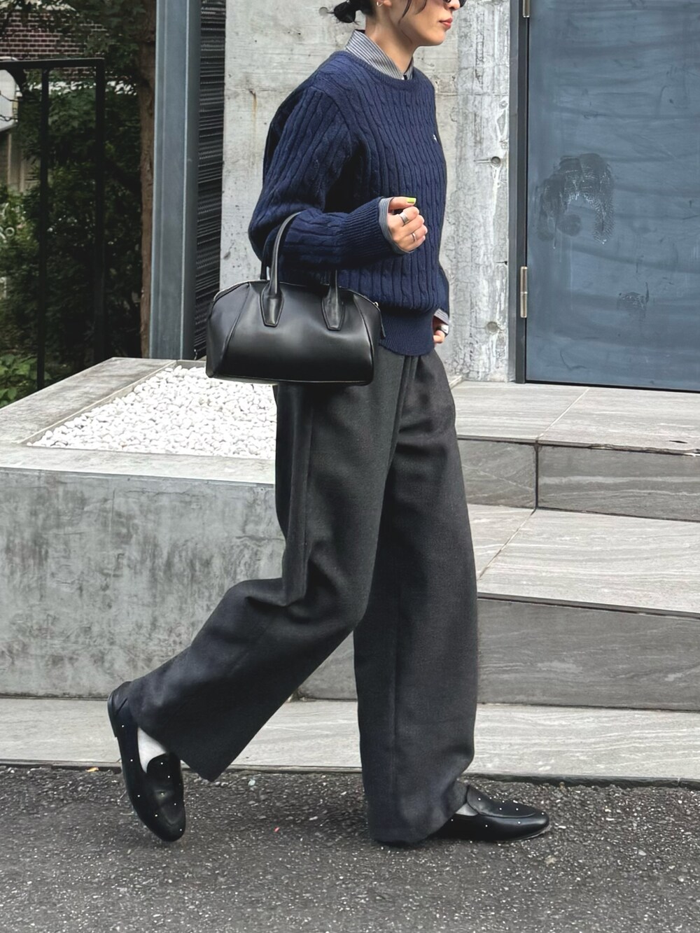 ブルー系のニット/セーター、グレー系のその他パンツ、ブラック系のパンプスを着用したレディースの冬コーディネートの2枚目の写真