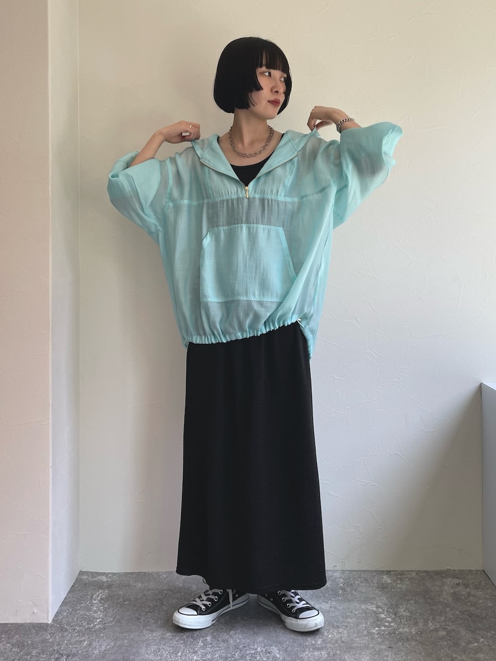 ブルー系のブルゾン、ブラック系のタンクトップ、ブラック系のスカートを着用したレディースの春コーディネートの2枚目の写真