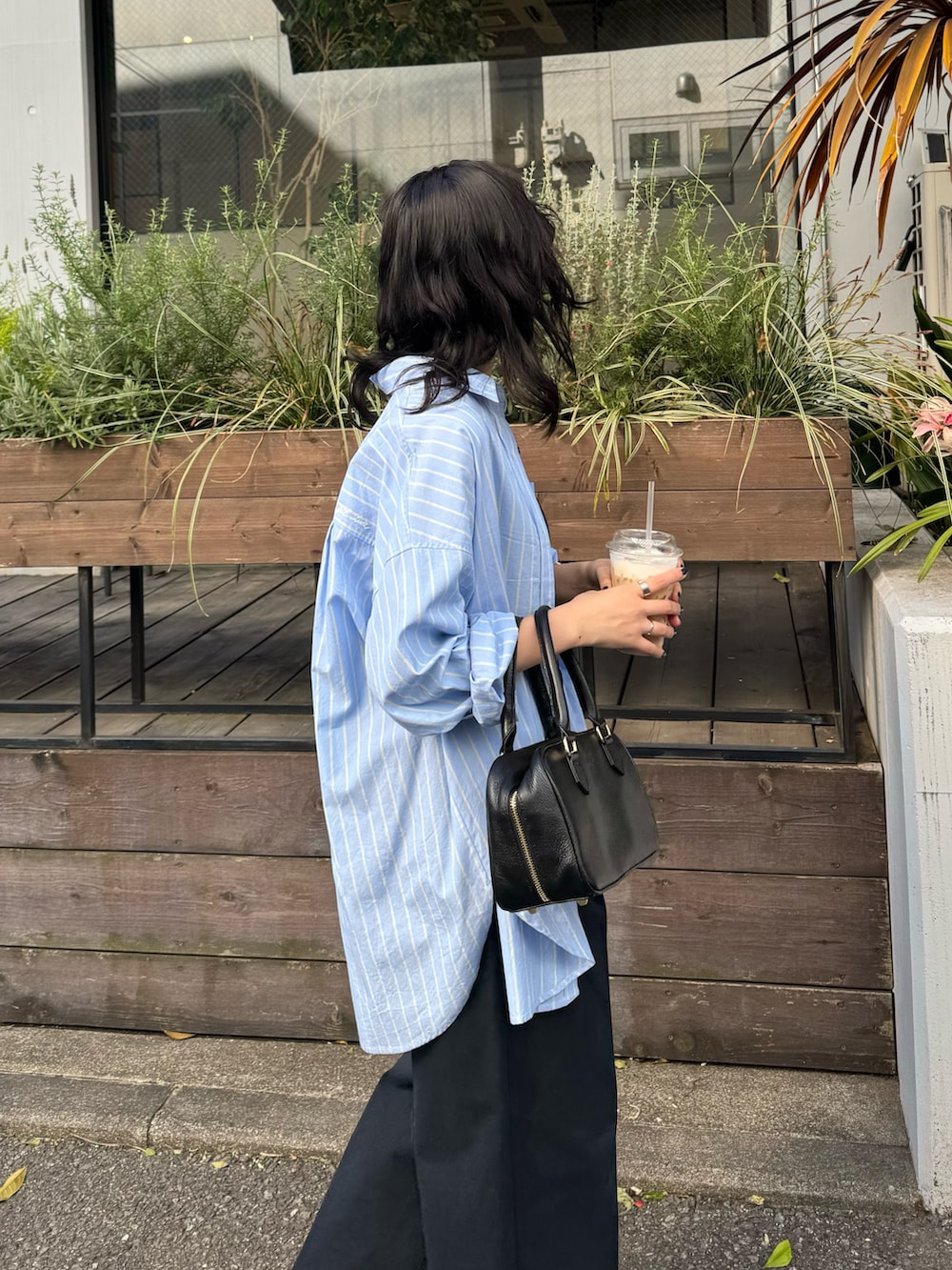 「大人カジュアル、お出かけコーデ、ストライプシャツ、春夏コーデ、シンプルコーデ、おでかけコーデ、春服コーデ、パンツスタイル、着回しコーデ、チノパン、春コーデ、シャツスタイル、ブルーシャツ、ワントーンコーデ、低身長コーデ」｜「fredy emueの刺繍入りオーバーシャツ（シャツ/ブラウス、ブルー系）」を使った、スダサチカさん（骨格ナチュラル・レディース・155cm）の春コーディネートの5枚目の写真