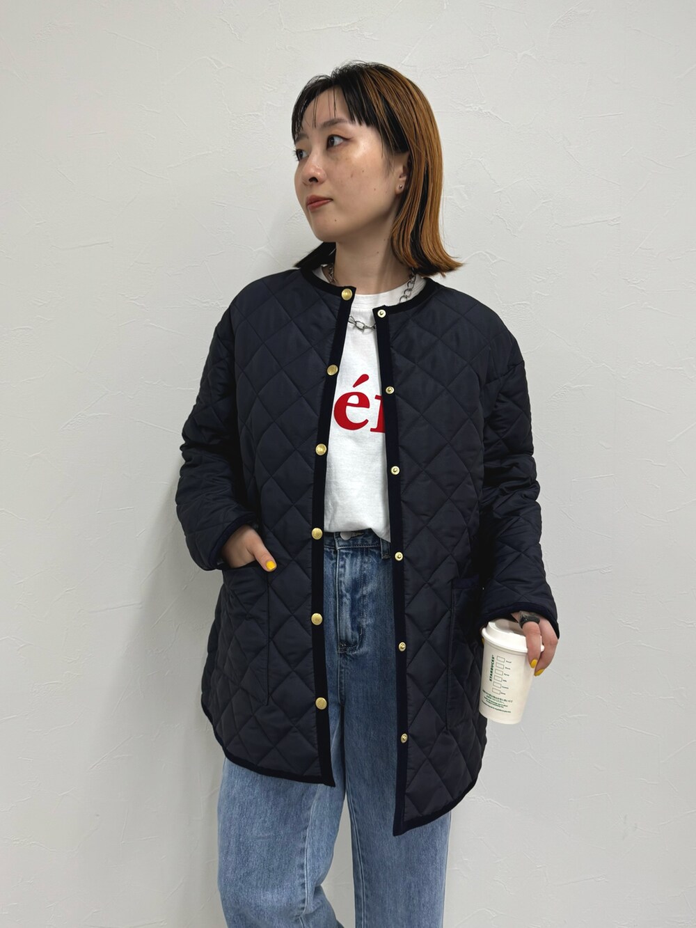 ブラック系のブルゾン、ホワイト系のTシャツ/カットソー、ブルー系のデニムパンツを着用したレディースの夏コーディネートの5枚目の写真