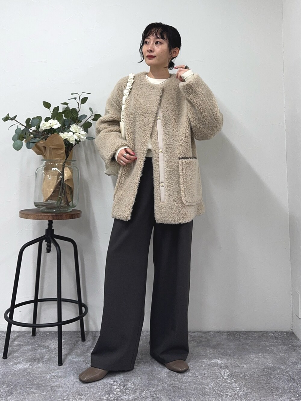 「冬コーデ、クリスマスに着たい服、ニット、休日スタイル、きれいめカジュアル、スラックス、ボア、ボアコート、ボアジャケット、ショルダーバッグ、ブーツ、シンプルコーデ、FREDY&GLOSTER、低身長コーデ、アウター」｜「fredy emueのボアミドル丈コート（ノーカラーコート、ベージュ系）」を使った、スダサチカさん（レディース・155cm）の冬コーディネートの5枚目の写真