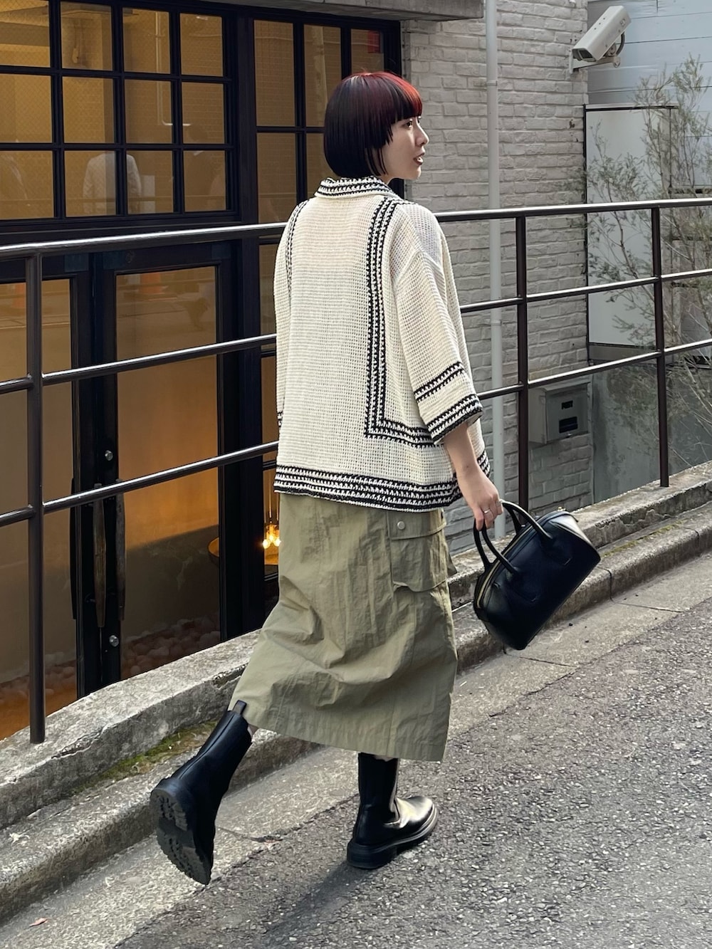 ホワイト系のシャツ/ブラウス、グリーン系のスカートを着用したレディースの冬コーディネートの2枚目の写真