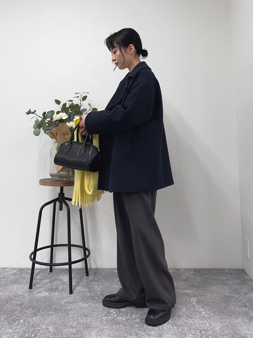 「クリスマスに着たい服、ブーツ、ニット、冬コーデ、休日スタイル、きれいめカジュアル、オトナカジュアル、カジュアルコーデ、ピーコート、アウター、アウターコーデ、スラックス、マフラー、FREDY&GLOSTER、低身長コーデ」｜「fredy emueのFR刺繍スウェットニットプルオーバー（ニット/セーター、ホワイト系）」を使った、スダサチカさん（レディース・155cm）の冬コーディネートの3枚目の写真