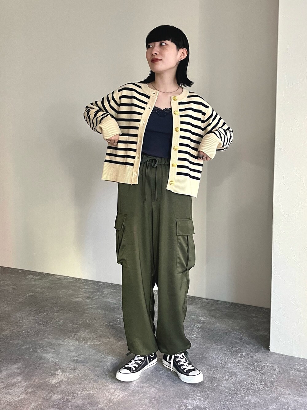 ホワイト系のカーディガン/ボレロ、グリーン系のカーゴパンツを着用したレディースの秋コーディネートの2枚目の写真