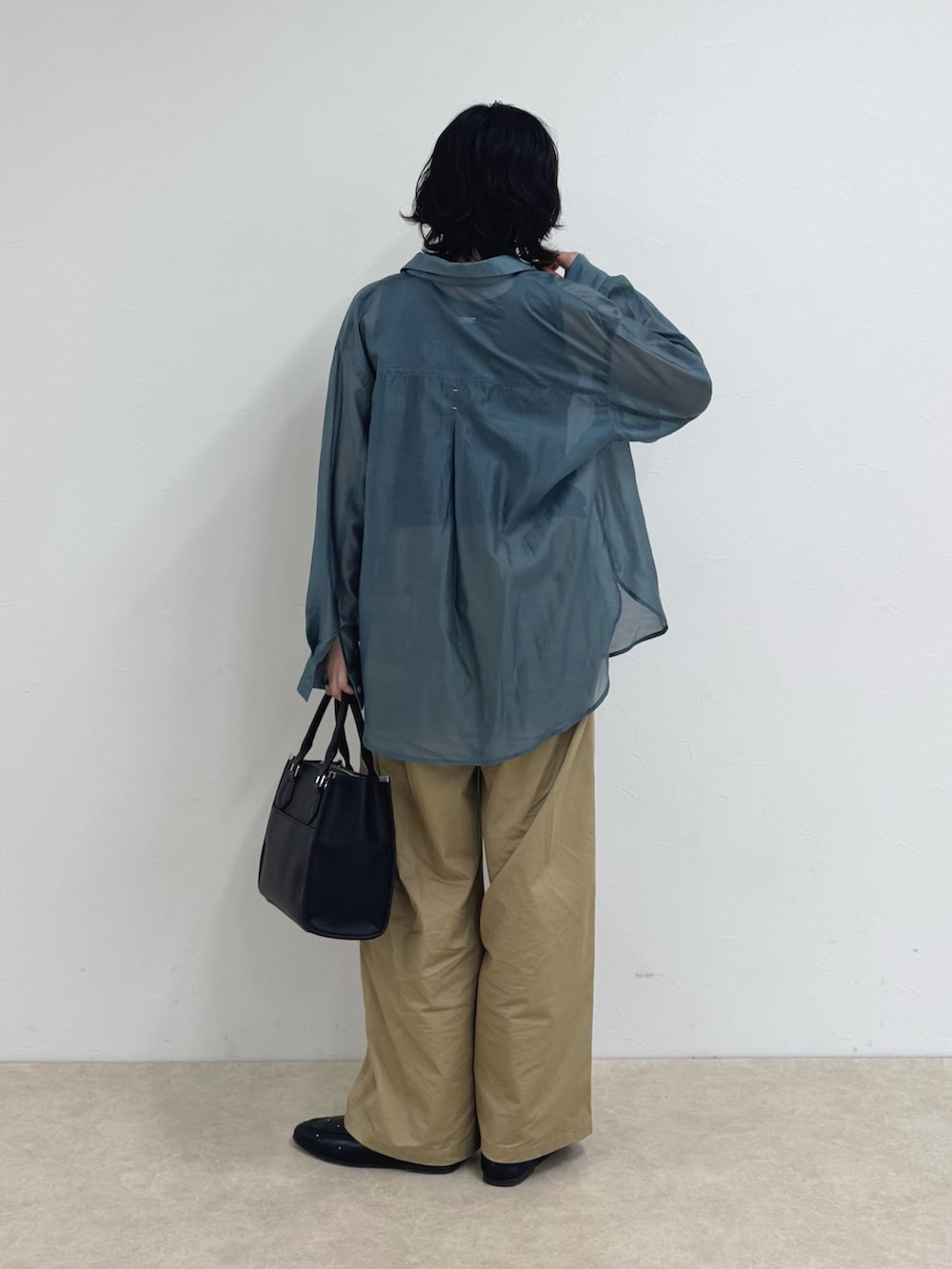 ベージュ系のその他パンツ、ブラック系のボストンバッグ、ブルー系のシャツ/ブラウスを着用したレディースの夏コーディネートの3枚目の写真