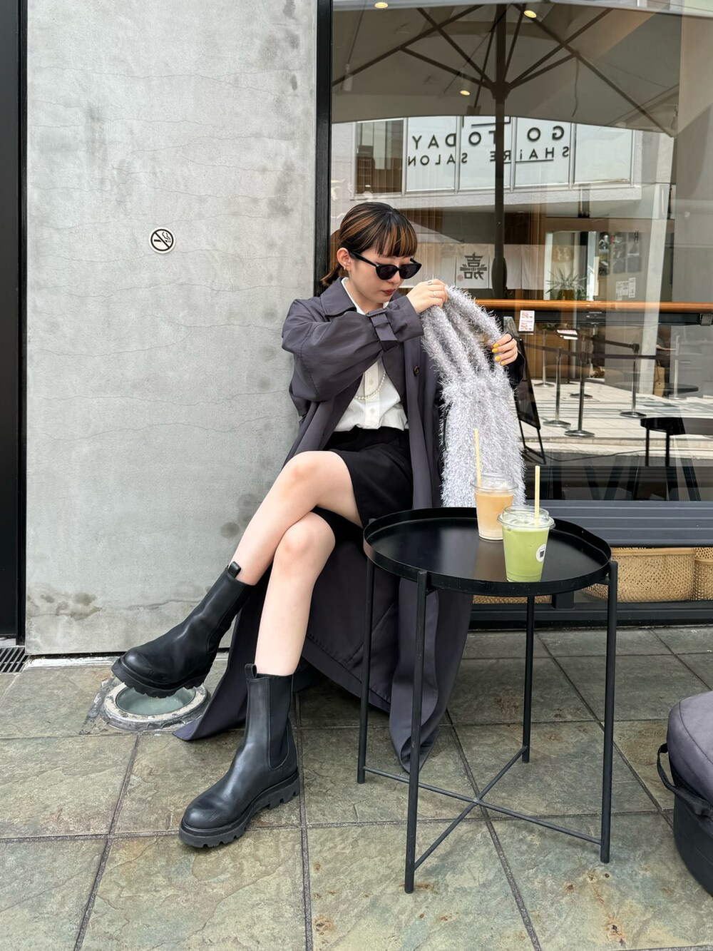 グレー系のトートバッグ、ブラック系のその他パンツ、ホワイト系のシャツ/ブラウスを着用したレディースの秋コーディネートの3枚目の写真