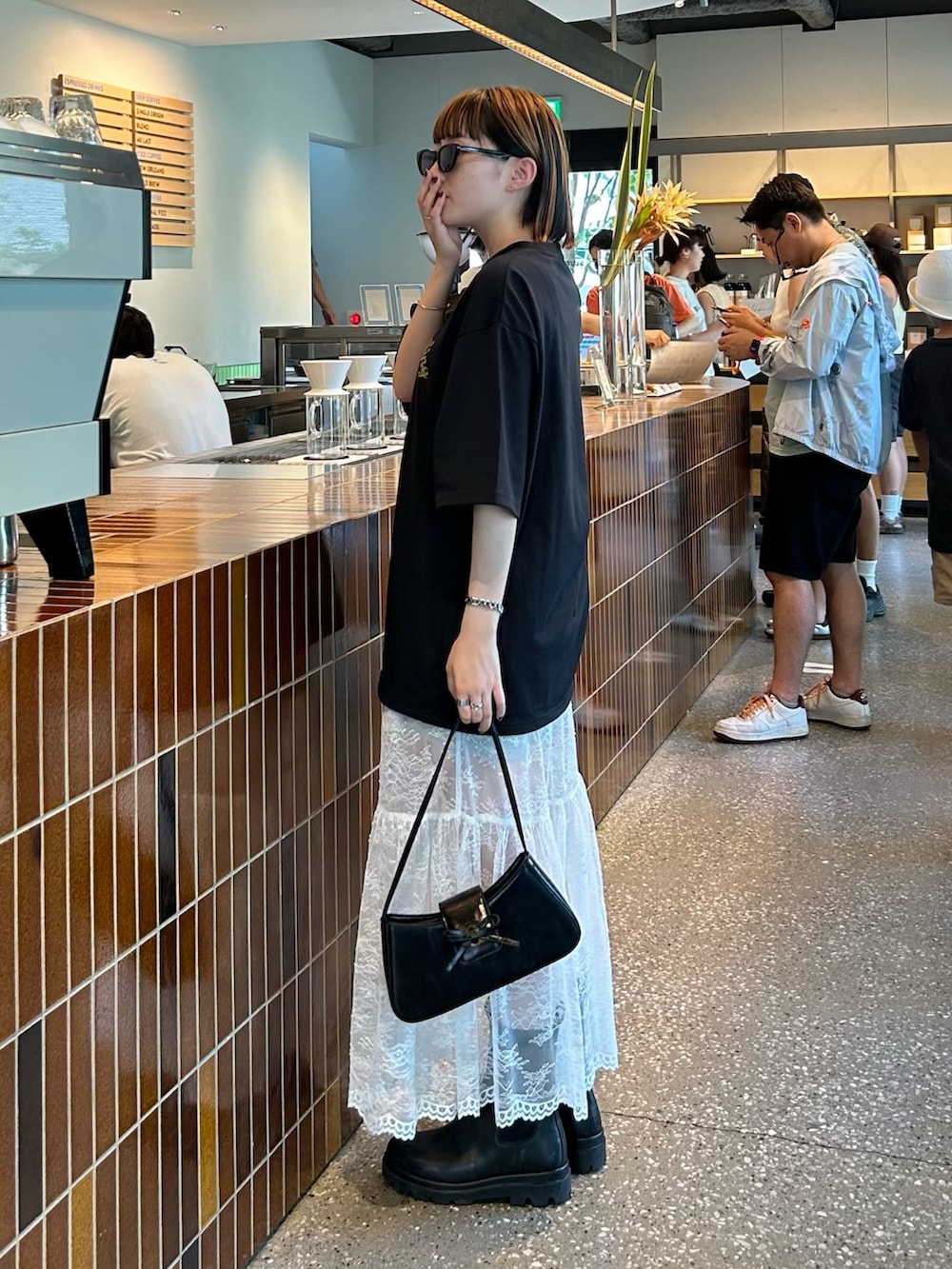 「レイヤードスタイル、夏コーデ、サングラス、ショートパンツ、テーマパークコーデ、休日スタイル、シアー、シアースカート、レーススカート、ブーツ、ユニセックス、フランクリンクライミング、FREDY&GLOSTER、低身長コーデ、ビッグシルエット」｜「Franklin Climbingの【Franklin Climbing/フランクリンクライミング】ラブラドゥールドッグ＆e-BIKEグラフィック プリントTシャツ（Tシャツ/カットソー、ブラック系）」を使った、スダサチカさん（レディース・155cm）の夏コーディネートの2枚目の写真