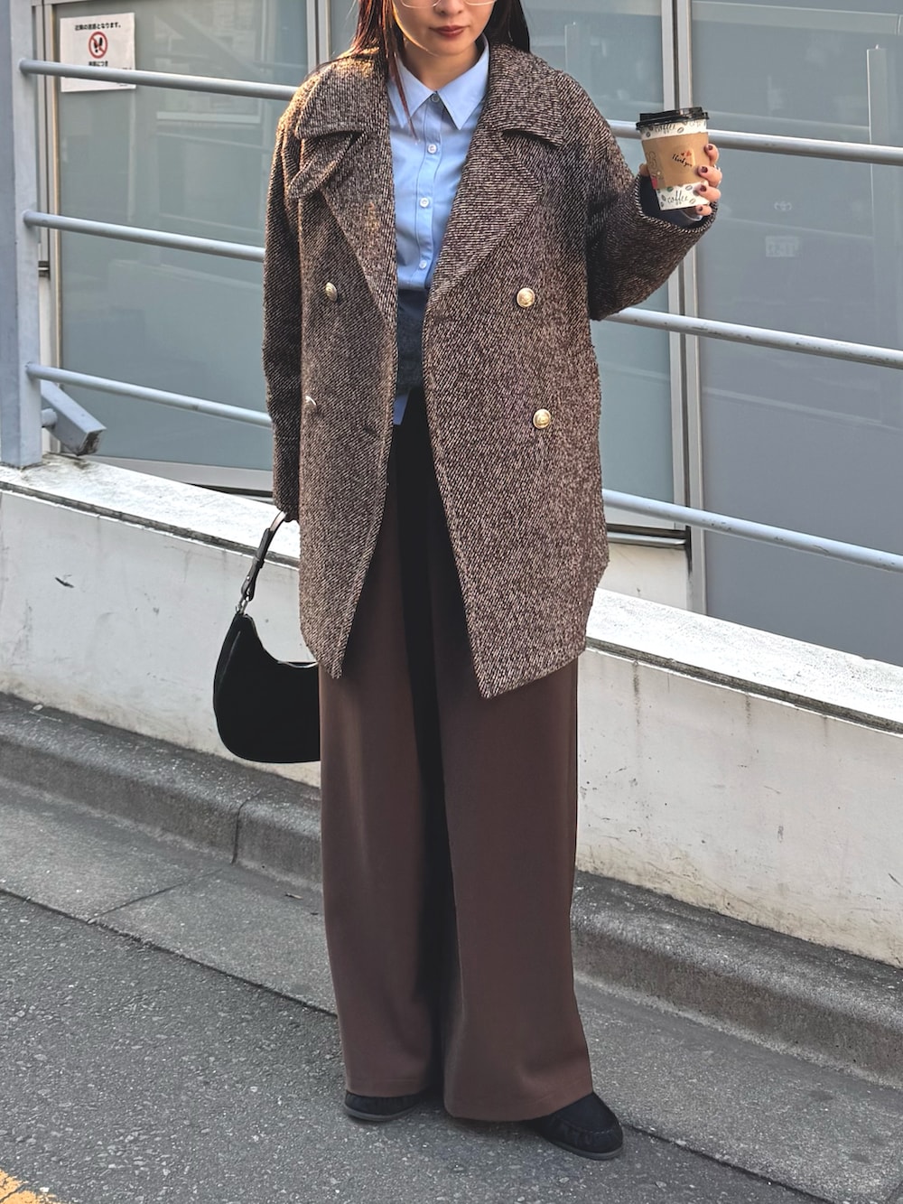 ベージュ系のピーコート、ブルー系のシャツ/ブラウス、ブラウン系のその他パンツを着用したレディースの秋コーディネートの3枚目の写真