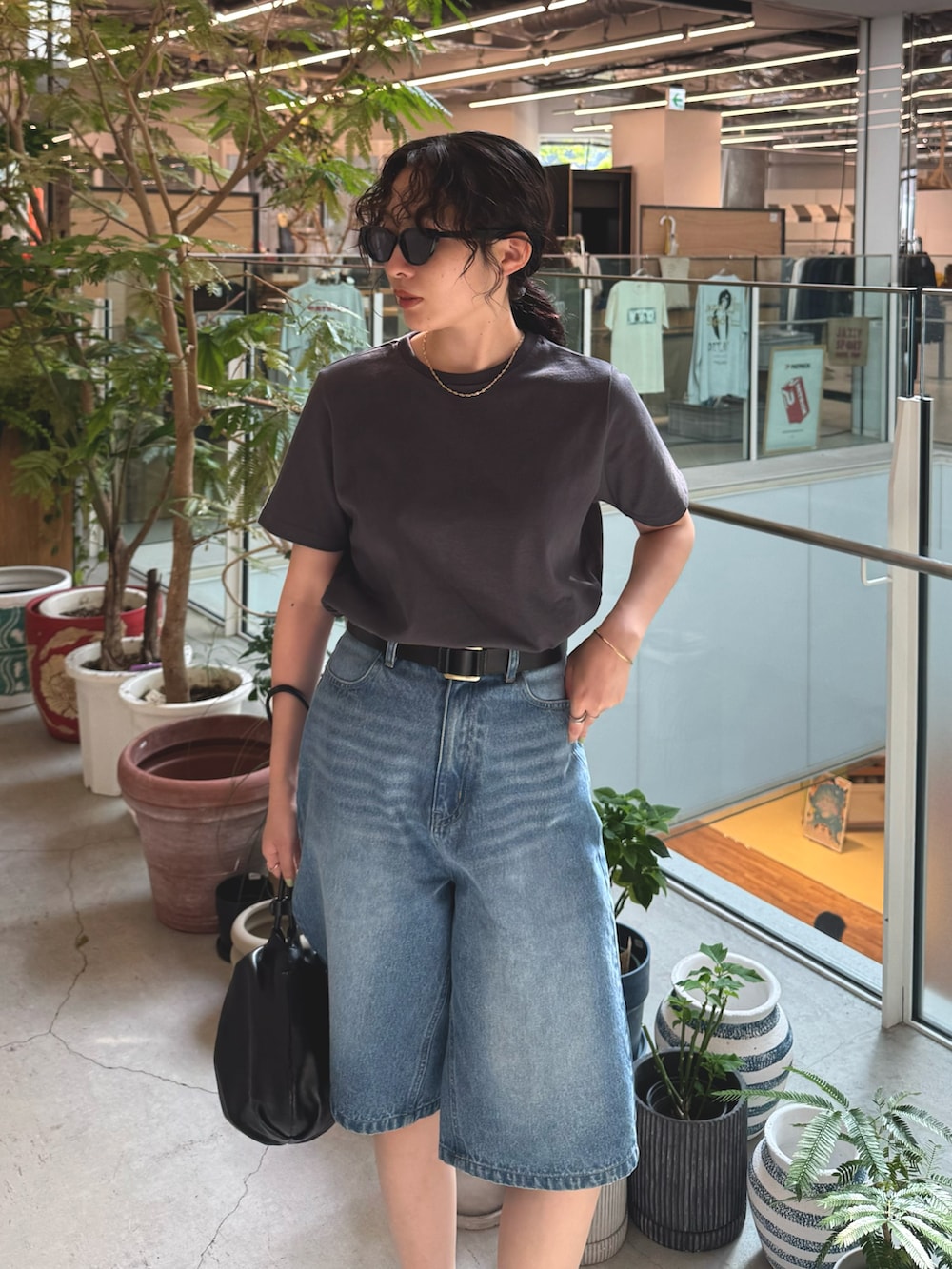 「夏コーデ、黒Tシャツ、きれいめカジュアル、ショートパンツ、デニム、サングラス、お出かけコーデ、休日スタイル、夏ファッション、Tシャツ、Tシャツ×デニム、ハーフパンツ、デニムパンツ、低身長コーデ、大人カジュアル」｜「fredy emueのベーシック半袖Tシャツ（Tシャツ/カットソー、グレー系）」を使った、スダサチカさん（レディース・155cm）の夏コーディネートの6枚目の写真