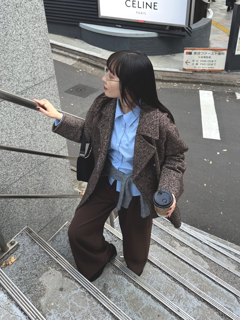 ベージュ系のピーコート、ブルー系のシャツ/ブラウス、ブラウン系のその他パンツを着用したレディースの秋コーディネートの2枚目の写真