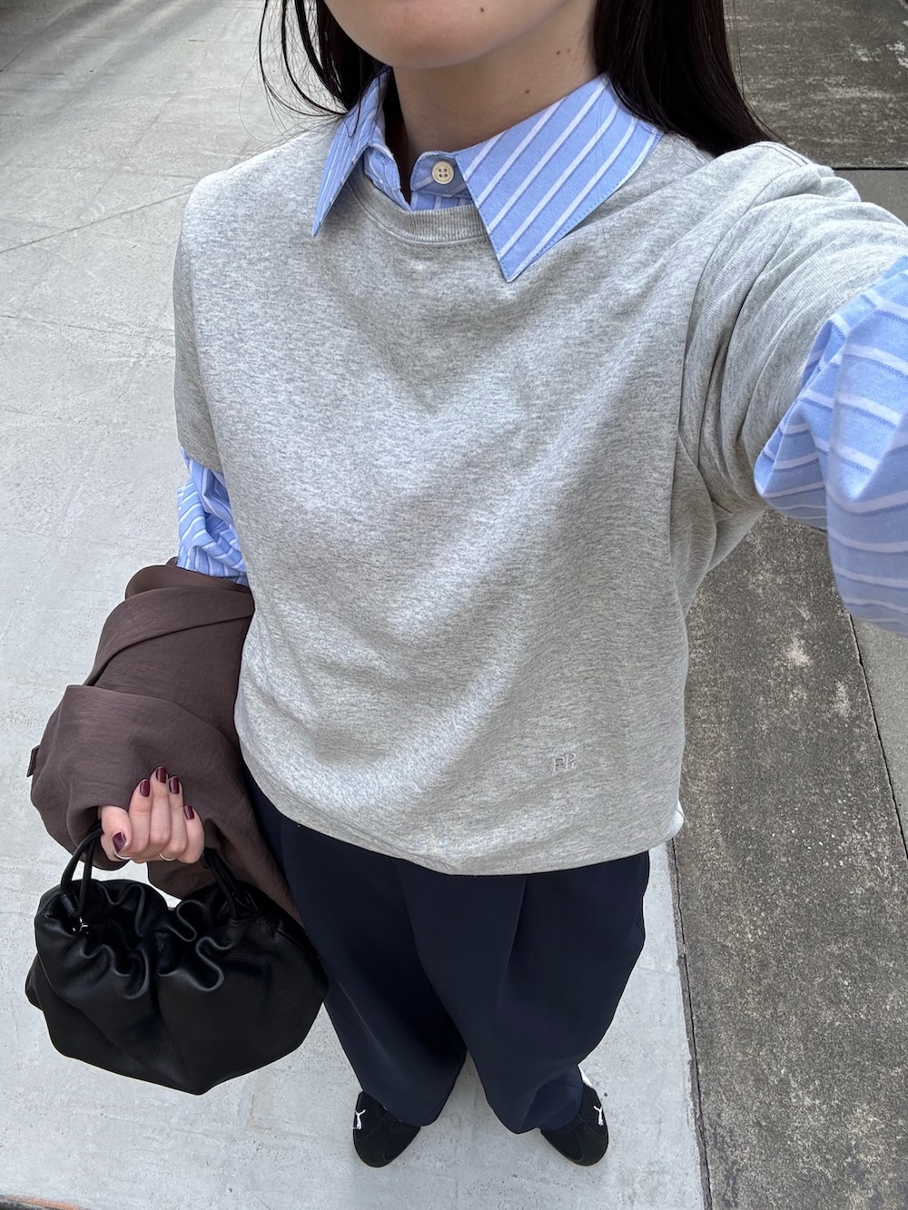 グレー系のTシャツ/カットソー、ブルー系のシャツ/ブラウス、ブルー系のその他パンツを着用したレディースの春コーディネートの3枚目の写真