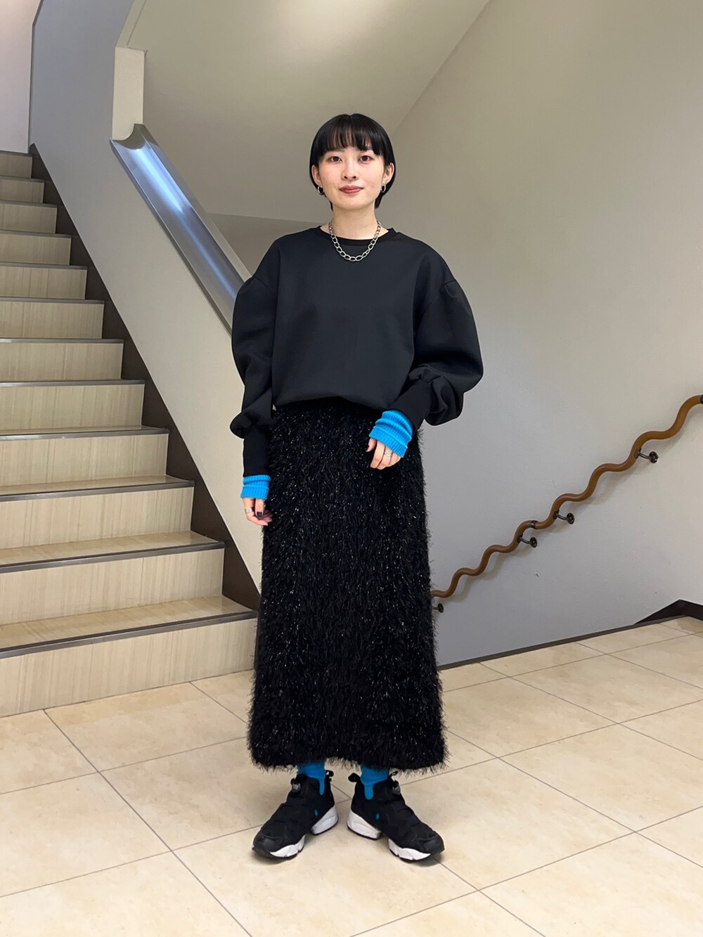 「私の推しブランド、シンプルコーデ、ワントーンコーデ、ブラックコーデ、スカート、スウェット、プルオーバー、アームウォーマー、差し色、スニーカーコーデ」｜「fredy emueのダンボールニット袖ボタン プルオーバーカットソー（Tシャツ/カットソー、ブラック系）」を使った、スダサチカさん（レディース・155cm）の冬コーディネートの2枚目の写真