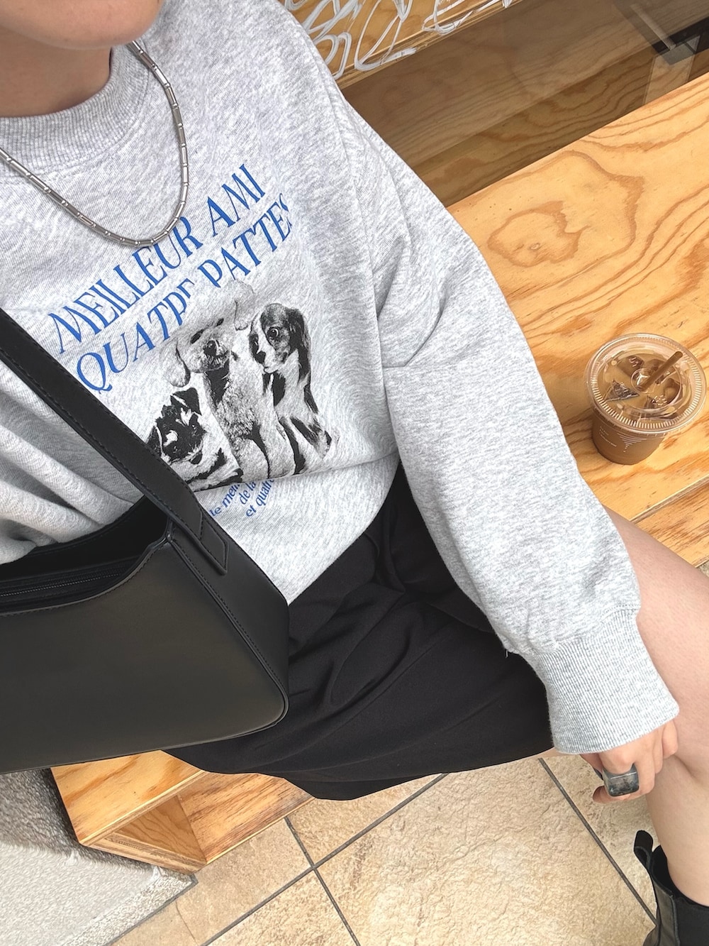 グレー系のスウェット、ブラック系のその他パンツ、ブラック系のハンドバッグを着用したレディースの秋コーディネートの6枚目の写真