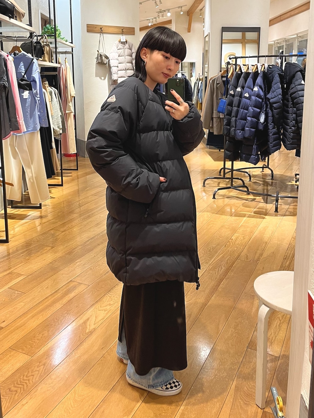 ブラック系のダウンジャケット/コートを着用したレディースの秋コーディネートの2枚目の写真