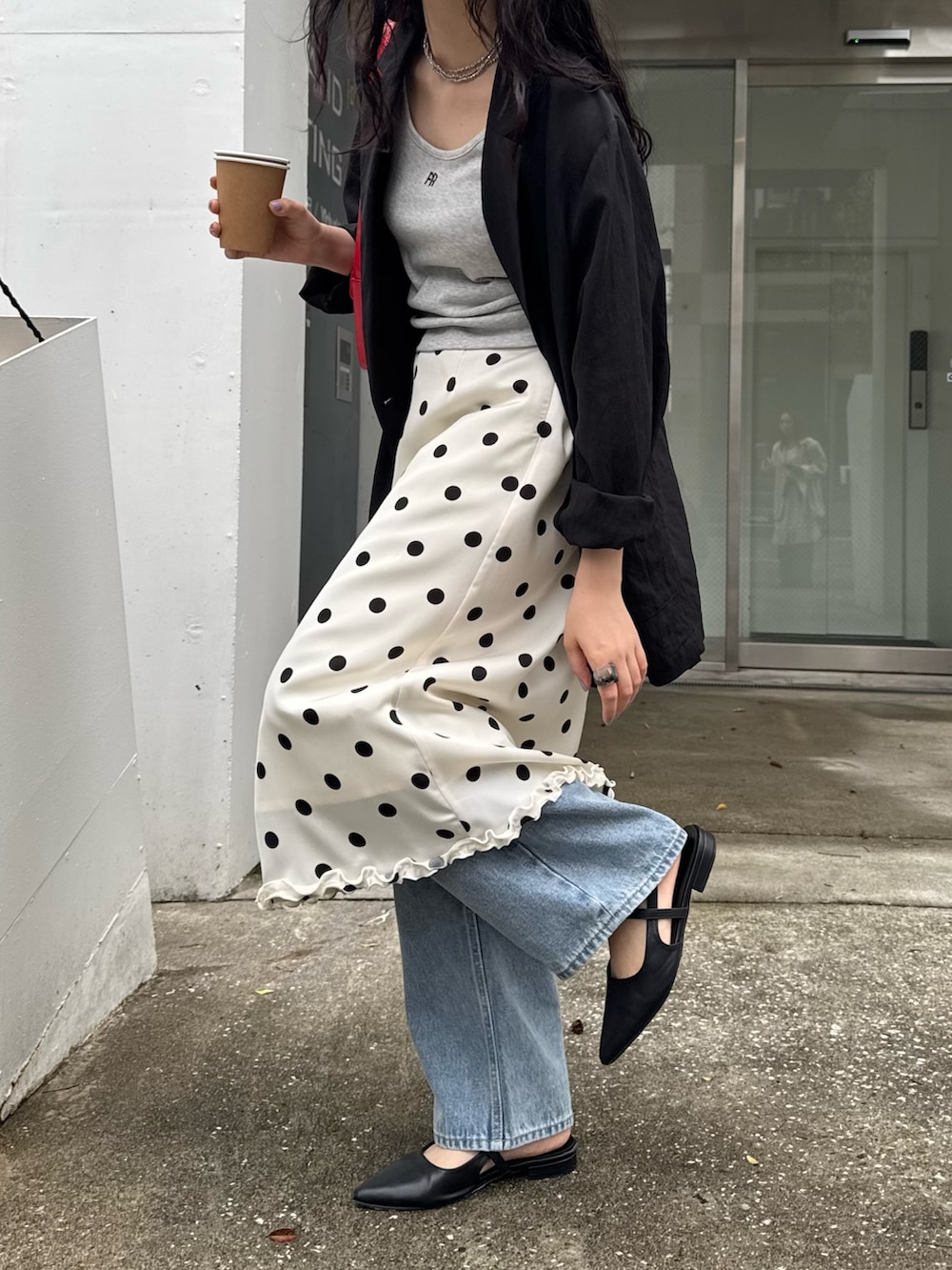 ホワイト系のスカート、ブルー系のデニムパンツ、レッド系のショルダーバッグを着用したレディースの春コーディネートの5枚目の写真