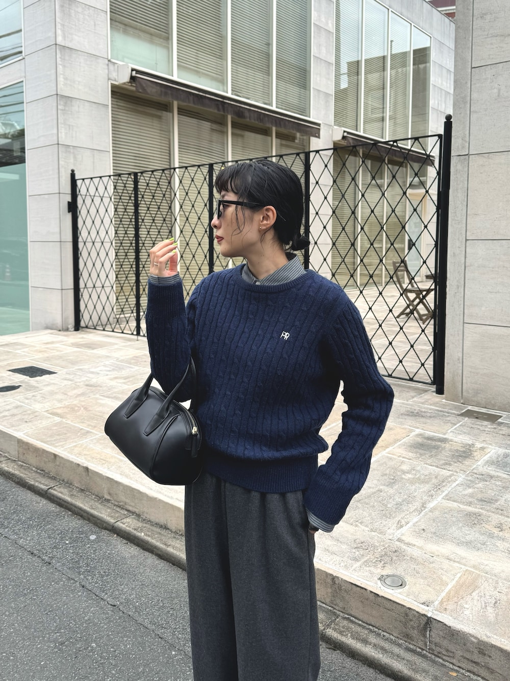 ブルー系のニット/セーター、グレー系のその他パンツ、ブラック系のパンプスを着用したレディースの冬コーディネートの4枚目の写真